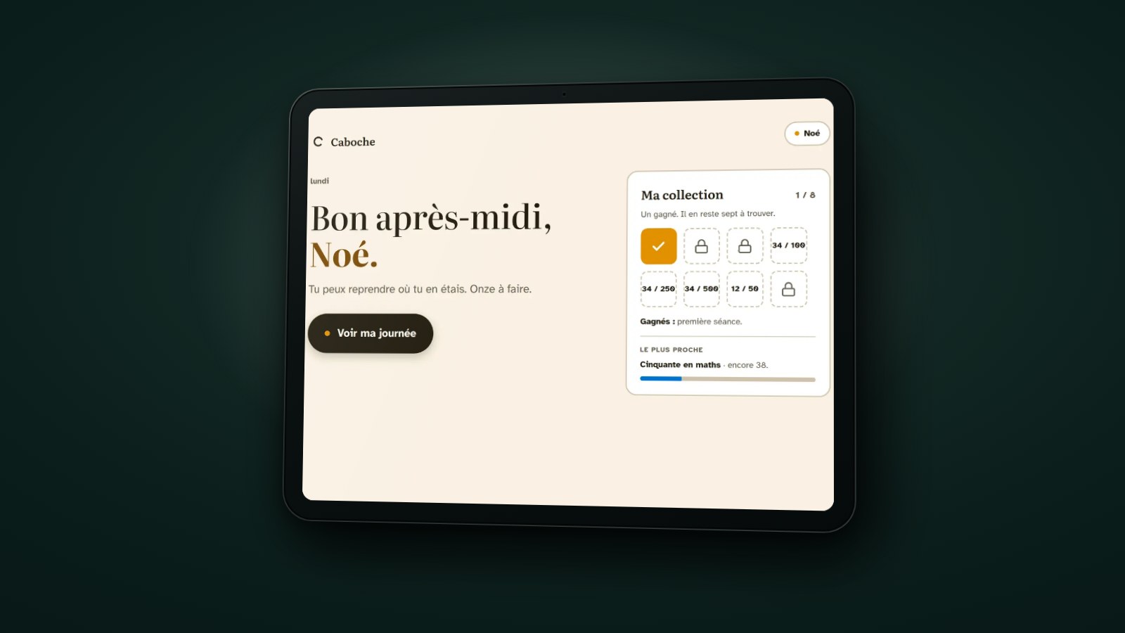 École à la maison ou soutien scolaire : j'ai bâti l'app qui me manquait (et je cherche sept familles) image Caboche sur une tablette : l'accueil enfant, « Bon après-midi », le bouton Voir ma journée et la collection de badges (famille de démonstration)